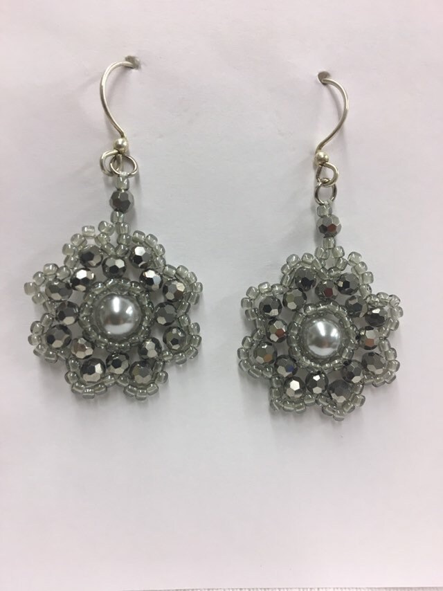 Perlen Ohrringe - Dunkelgraue Und Hellgraue Blume Perlen Ohrringe - Dunkelgraue Und Hellgraue Blume von Heatherhelen75