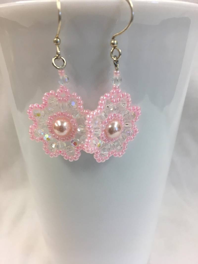 Perlenohrringe - Rosa Und Irisierende Blume Perlenohrringe - Rosa Und Irisierende Blume von Heatherhelen75