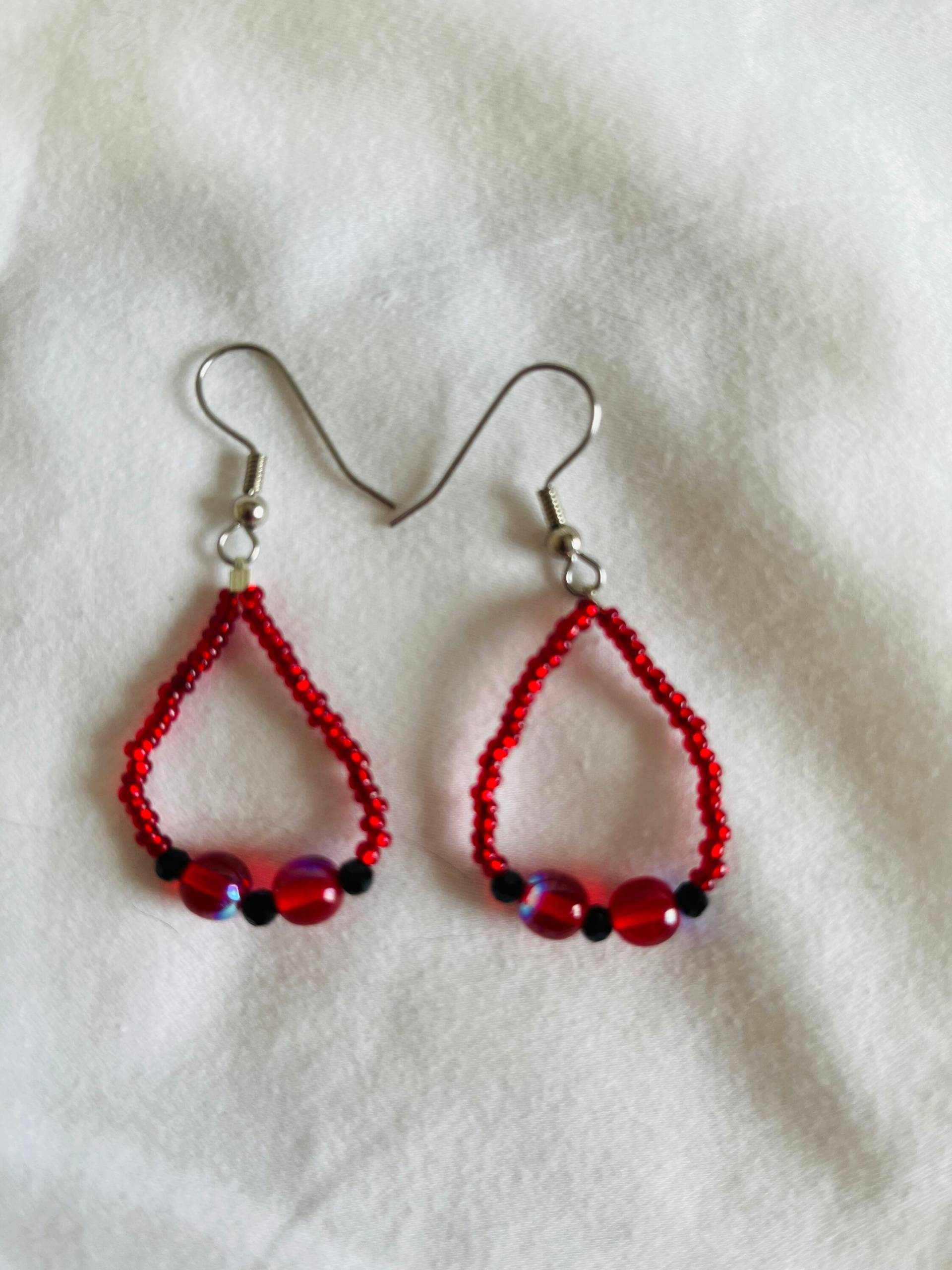 Red & Black Teardrop Perlen Ohrringe Red & Black Teardrop Perlen Ohrringe von Heatherhelen75