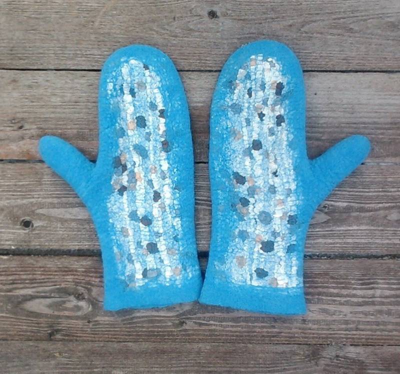 Gefilzte Armstulpen Aus Merinowolle Blau Mit Seidendruck von HeatofFelt