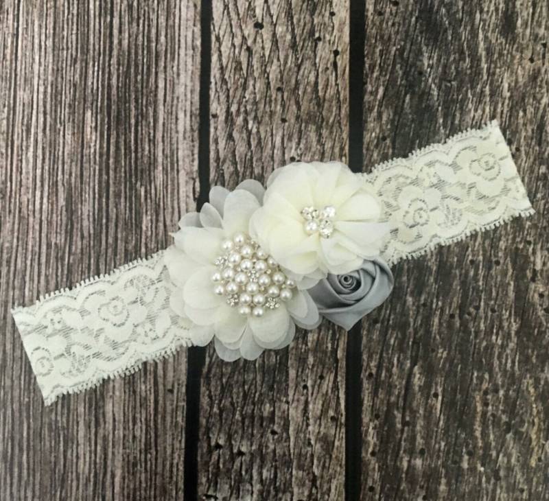 Spitze, Blumenstirnband, Elfenbein Und Grau Stirnband, Spitzestirnband, Weinlese Blumenmädchen von Heavenandhalos