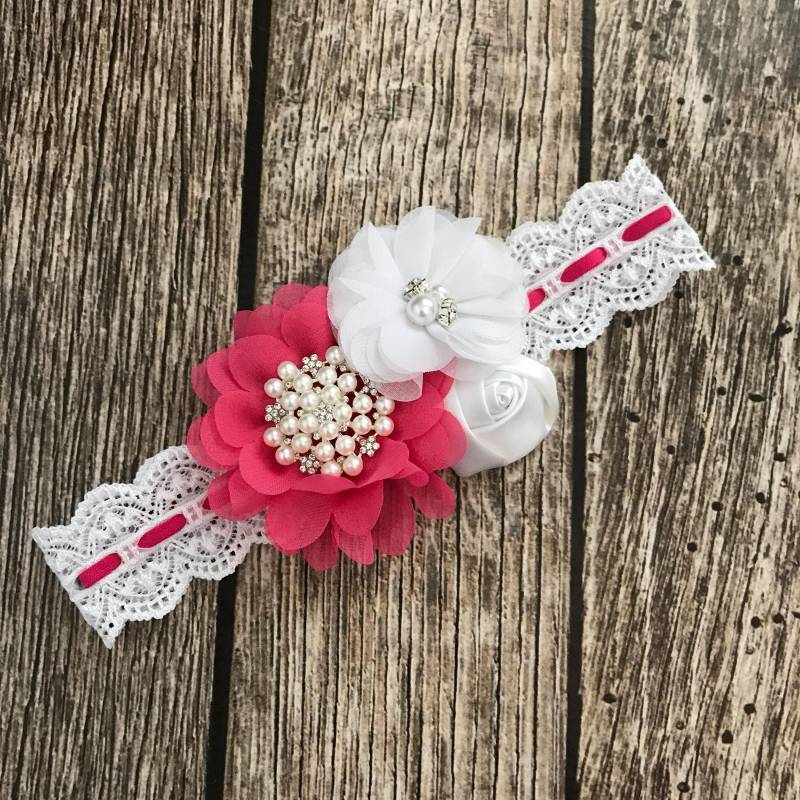 Spitze, Spitzestirnband, Weinlese Stirnband, Weiße Fucshia Blumen Blumenmädchen von Heavenandhalos