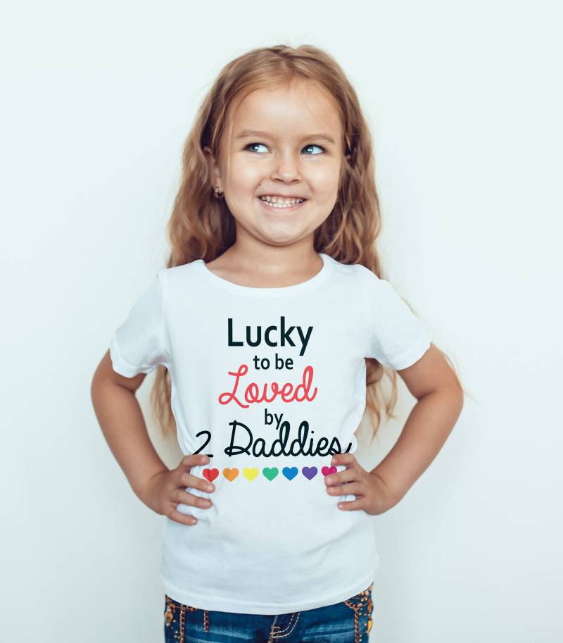 Gay Pride Buntes Kinder T-Shirt - Umarme Die Liebe Von Zwei Mamas Oder Papas von HeavenlyHandmadesGB