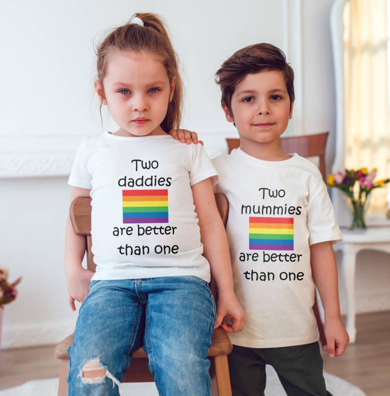 Gay Pride Regenbogenflagge Kinder Shirt Aus Superweicher Baumwolle, Feiern Sie Lgbtq + Liebe Mit Zwei Mamas Oder Papas von HeavenlyHandmadesGB