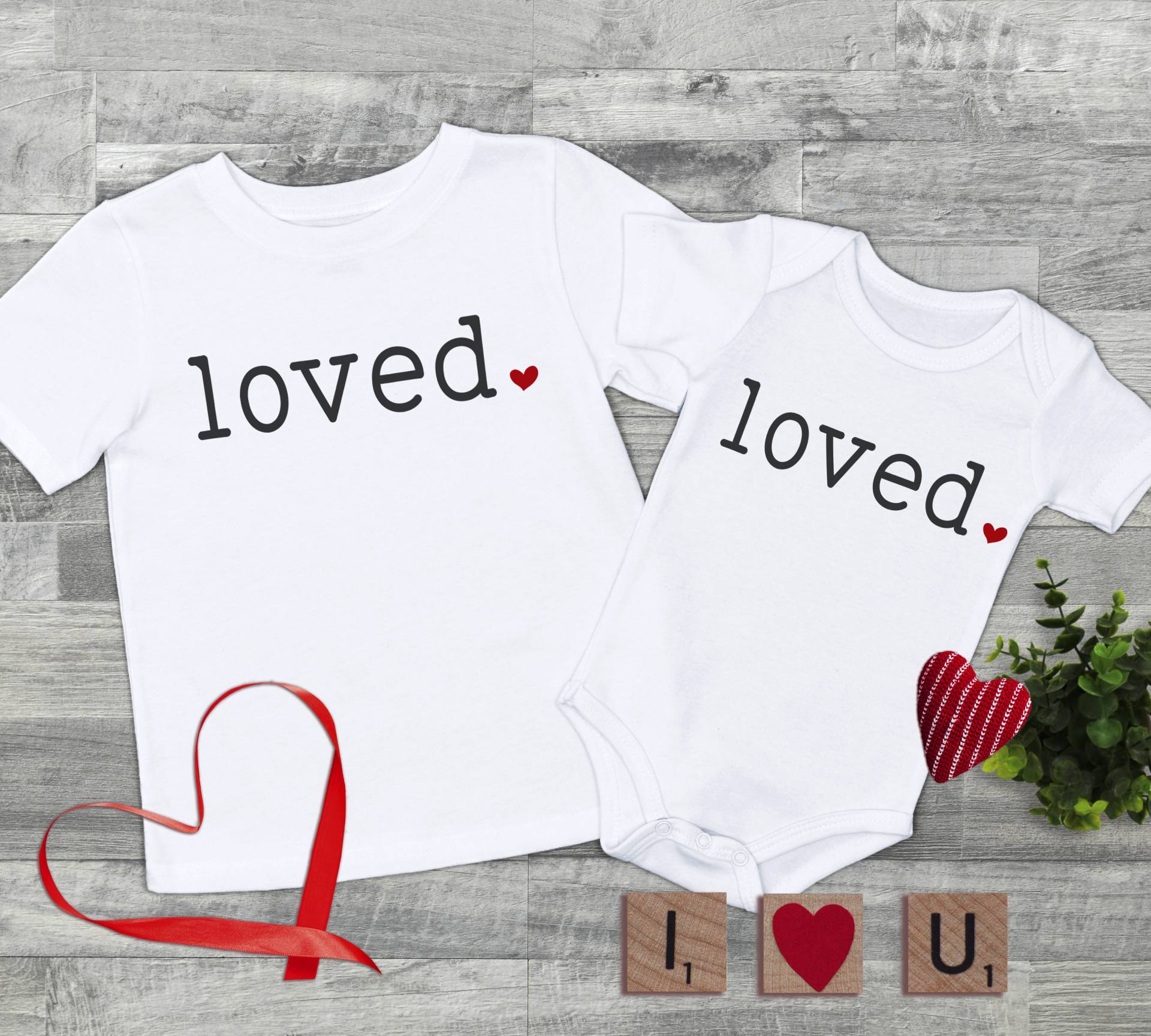 Loved Valentine Kinder T-Shirt - Niedlicher Valentinstag Baby Body I Am Shirt von HeavenlyHandmadesGB