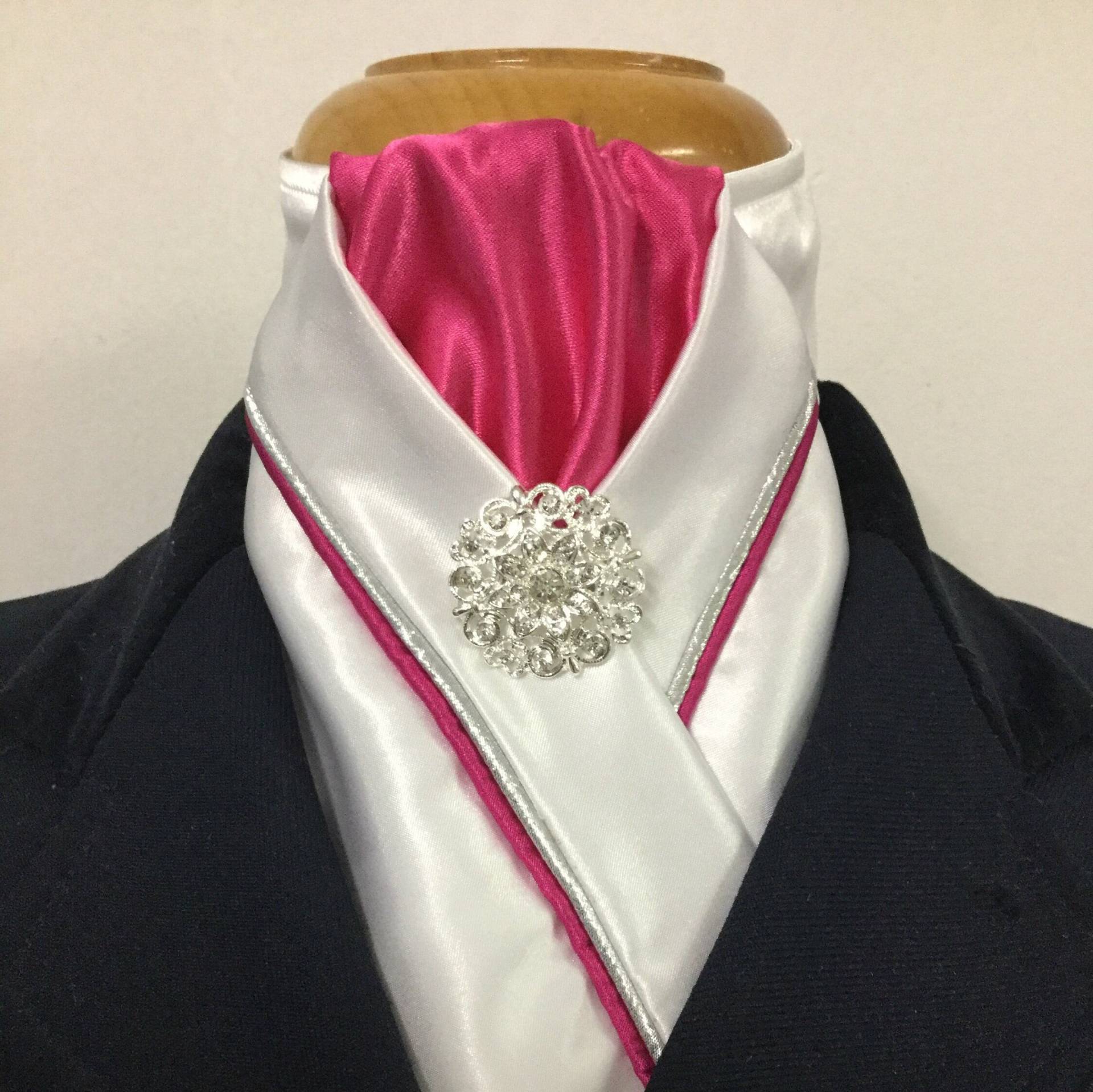 Hhd Benutzerdefinierte Weiße Dressur Reiter Krawatte Hot Pink & Silber, Schwarz Oder Marine Hhd Benutzerdefinierte Weiße Dressur Reiter Krawatte Hot Pink & Silber, Schwarz Oder Marine von HeavenlyHorseDesigns