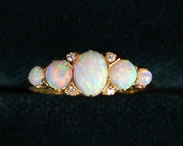 Opal Edelstein 14Kt Goldring Besetzt Mit Natürlichen Weißen Mossanit, Verlobungsring, Ehering, Jubiläumsring, Oktober Geburtssteinring von HeavenlyRelicJewels