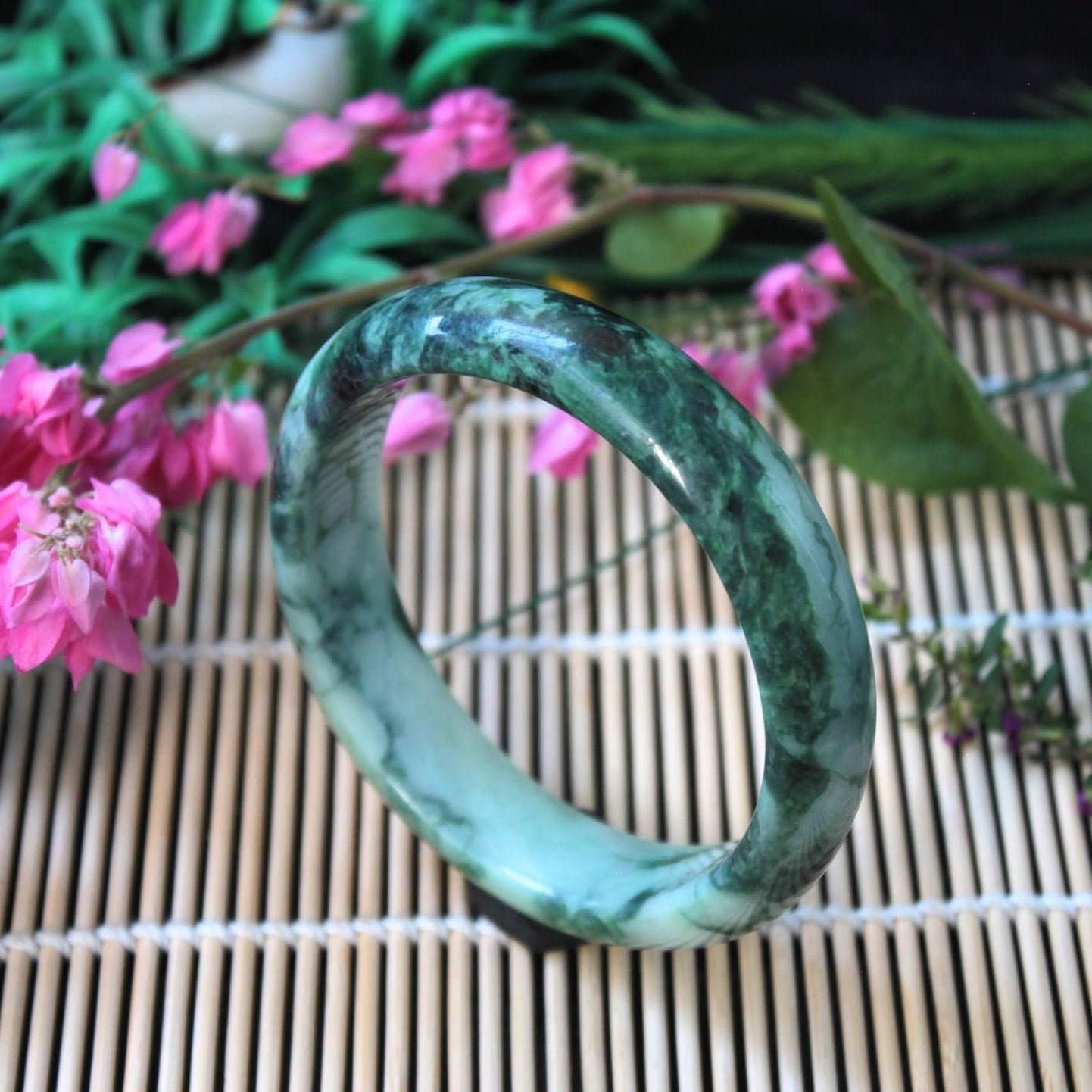 Grün Floral Gemustert 62, 5 Mm. Jadeit Jade | Grad A Hand Geschnitzter Armreif, Halbrund Geformt Grün Floral Gemustert 62, 5 Mm. Jadeit Jade | Grad A Hand Geschnitzter Armreif, Halbrund Geformt von HeavensStoneZ