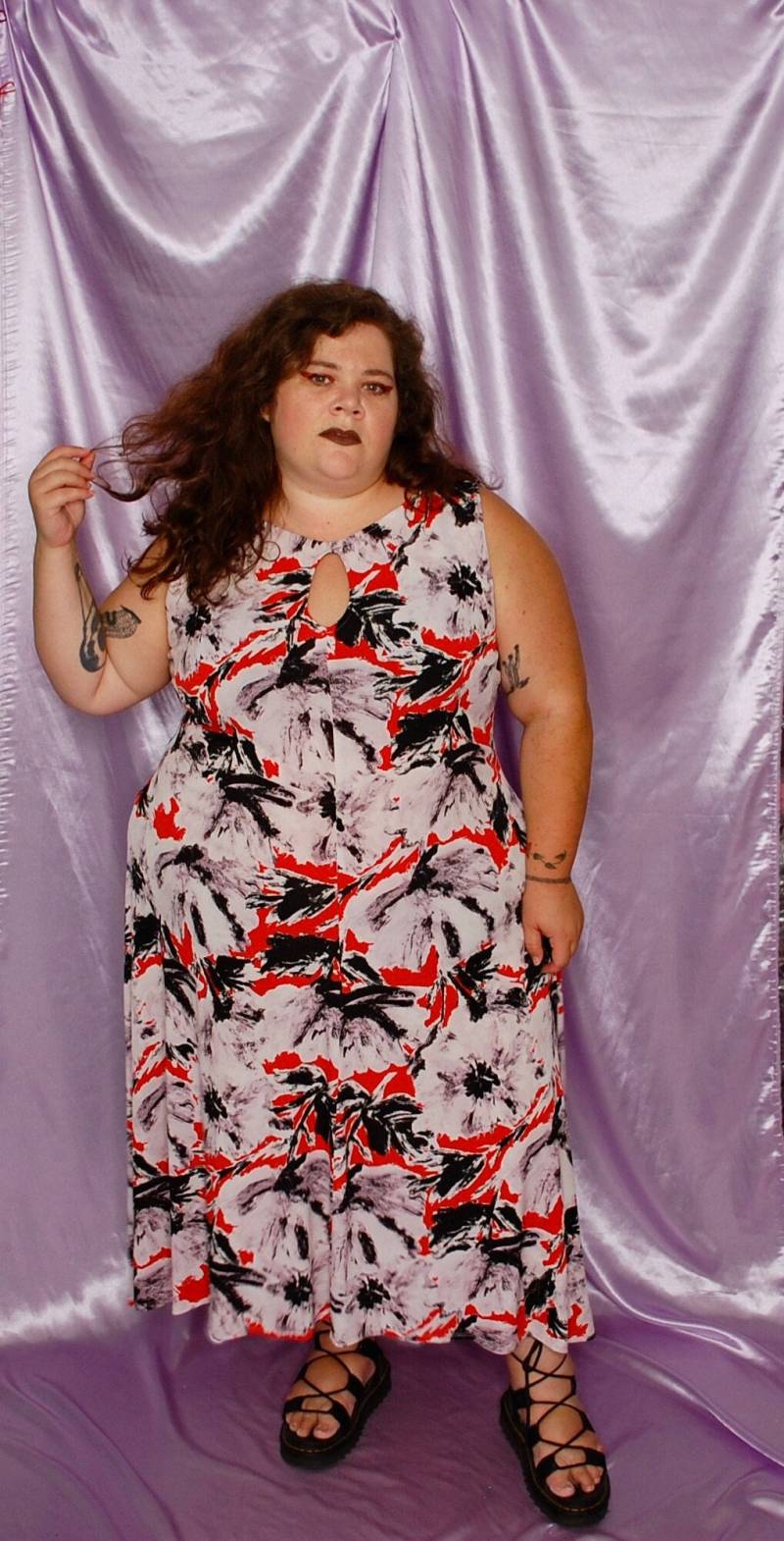 Plus-Size Y2K Looks Weiß Rot Schwarz Abstraktes Brushstroke Muster A-Linie Ärmelloses Kleid Mit Schlüsselloch Büste Cutout & Taschentuch von HeavyDutyVintage