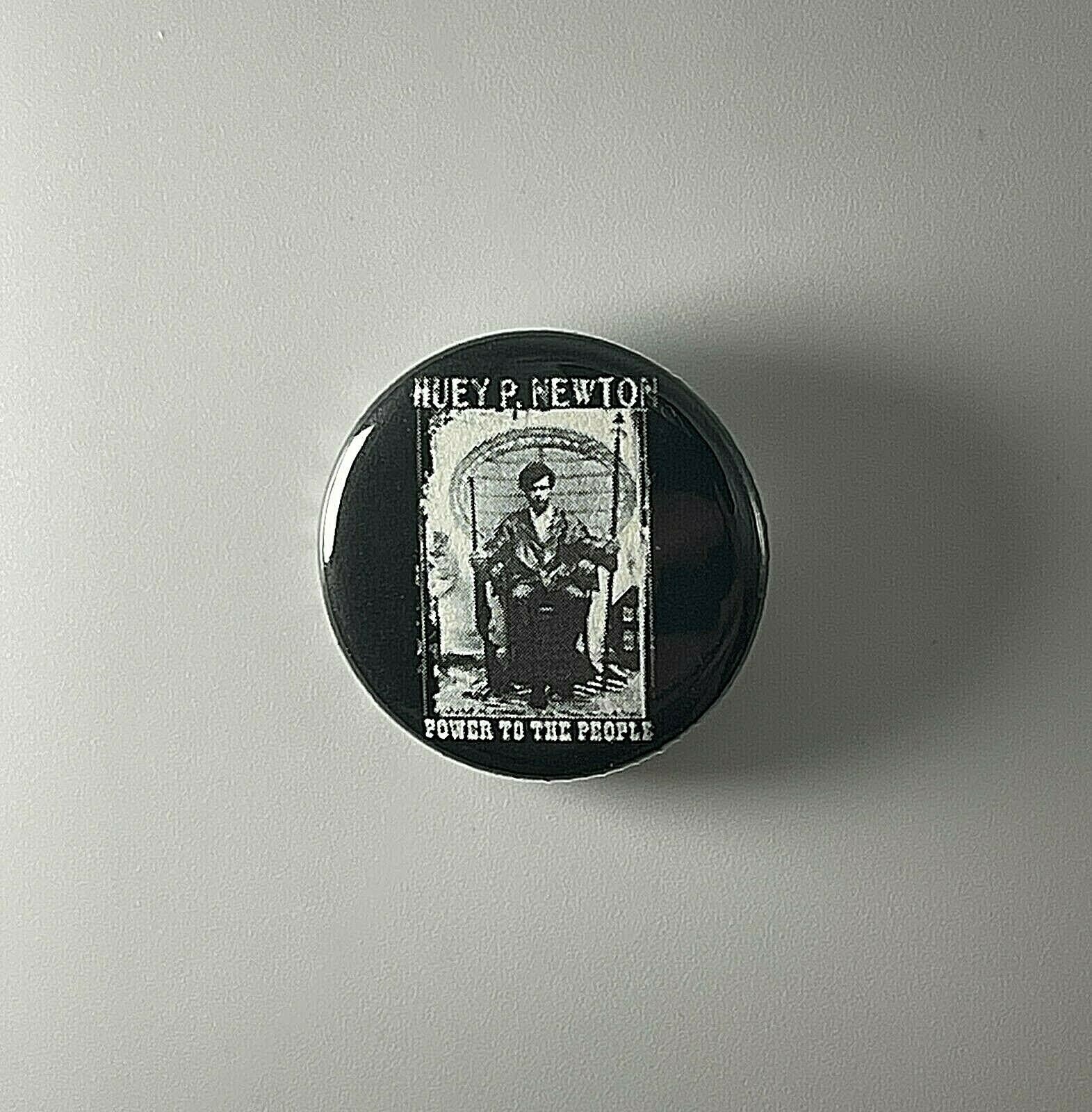 Black Panther Power To The People Huey P. Newton 1.25 "Button B004B125 Pin Abzeichen von Heavylowmerchandise