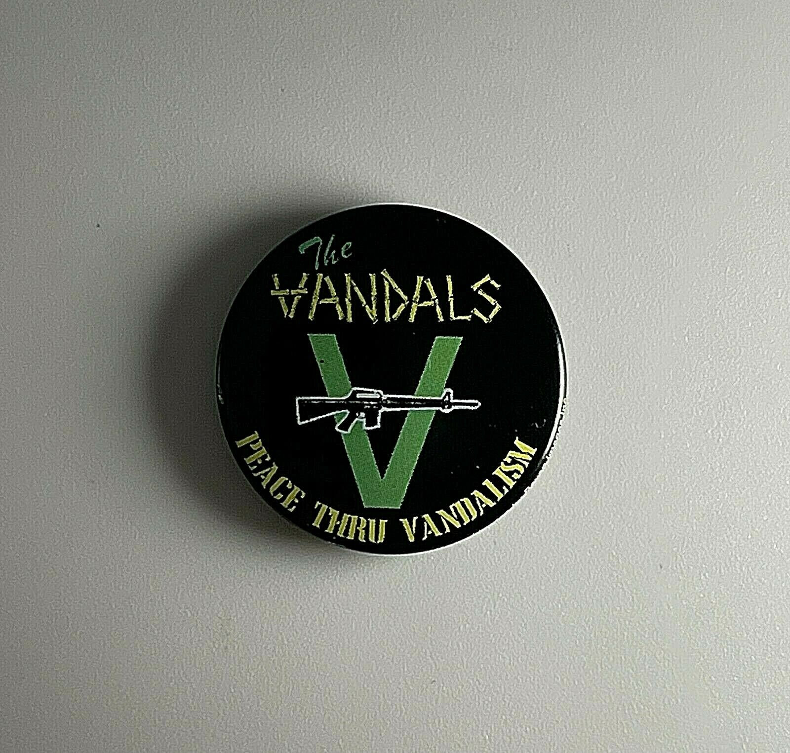 The Vandals Frieden Durch Vandalismus 2, 5 cm Button V001B Badge Pin von Heavylowmerchandise