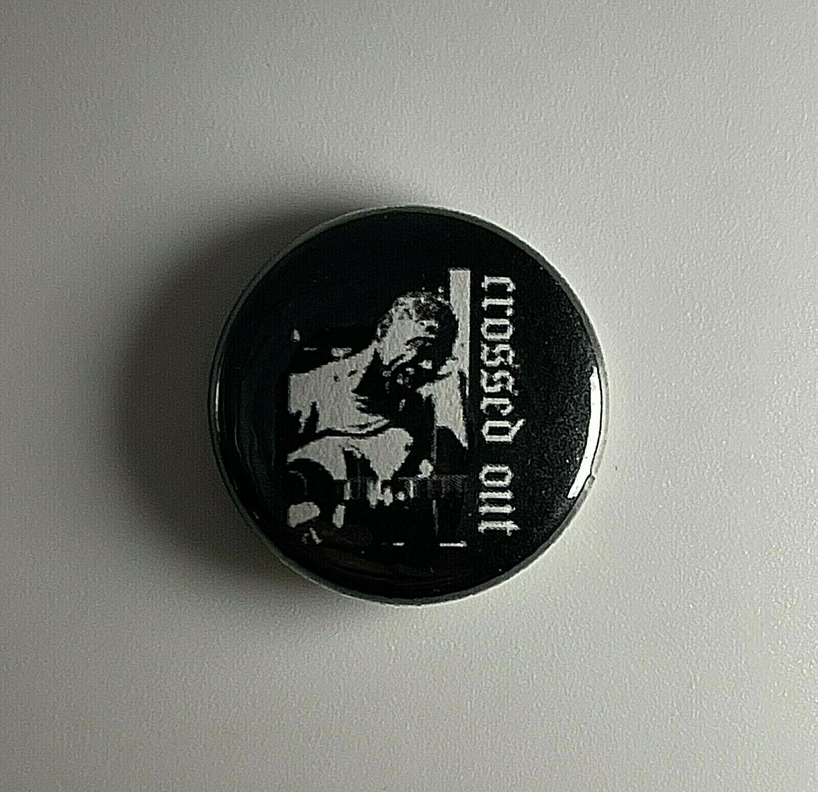 Crossed Out Power Gewalt 2, 5 cm Button C010B Badge Pin von Heavylowmerchandise