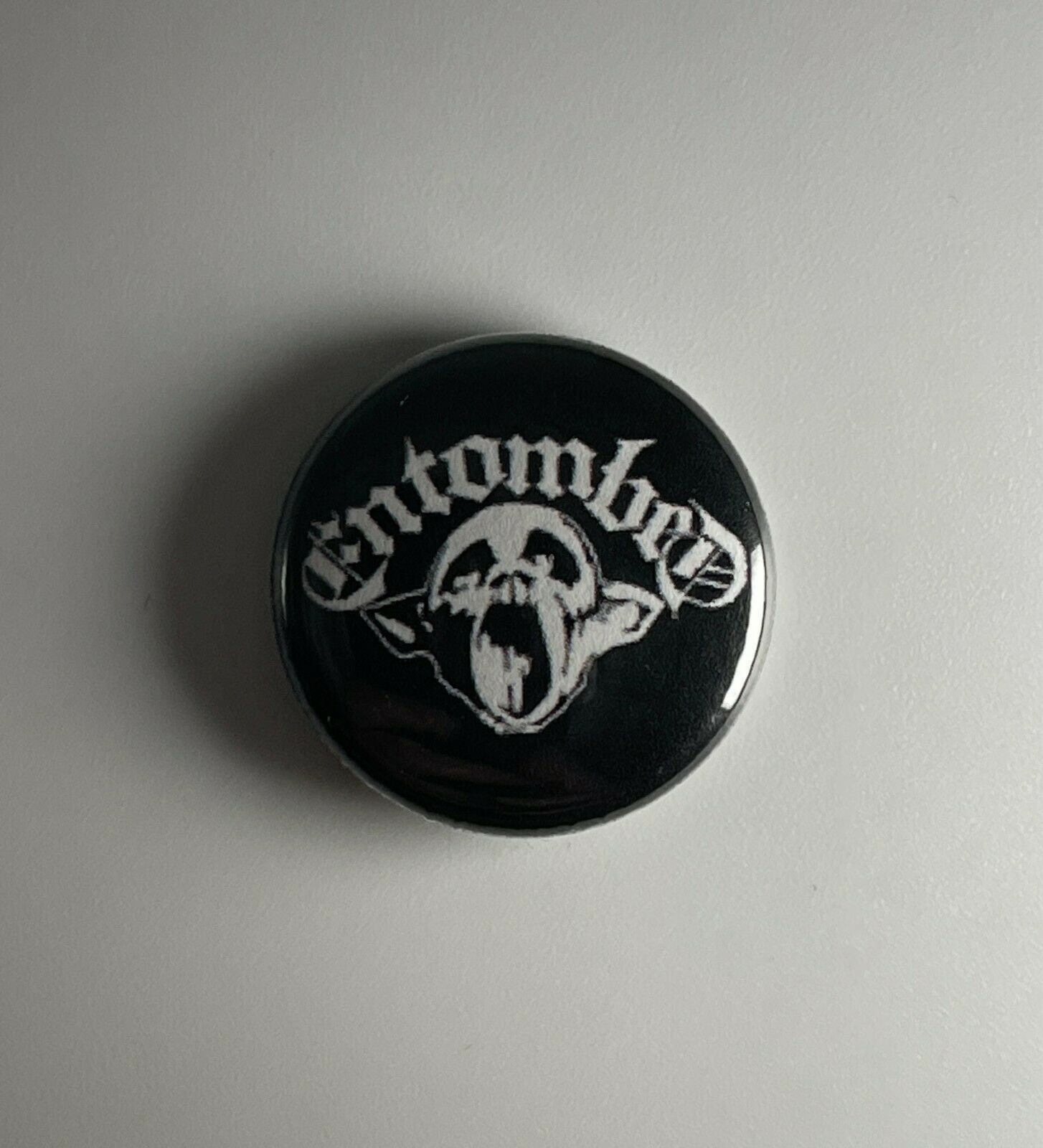 Entombed 1 "Button E004B Anstecknadel von Heavylowmerchandise