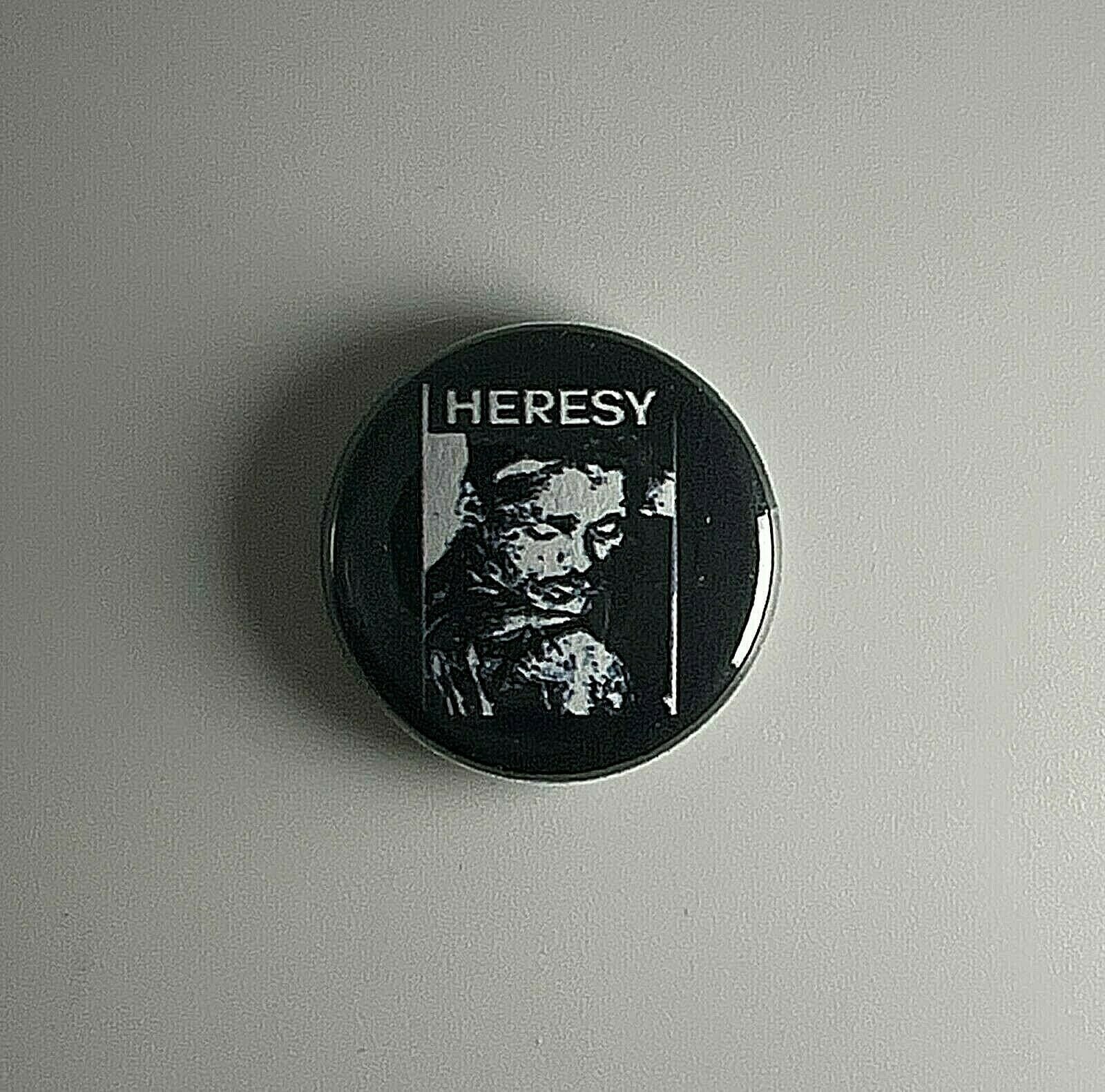 Häresie H001B Anstecknadel 2, 5 cm Button von Heavylowmerchandise