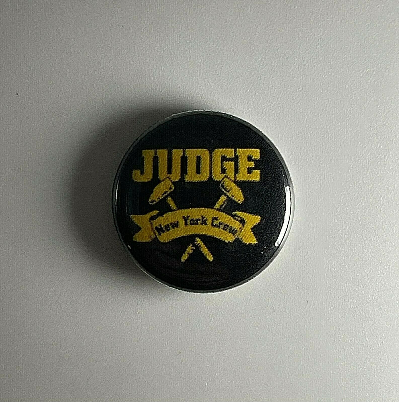 Judge New York Crew Button J002P Pin Badge von Heavylowmerchandise