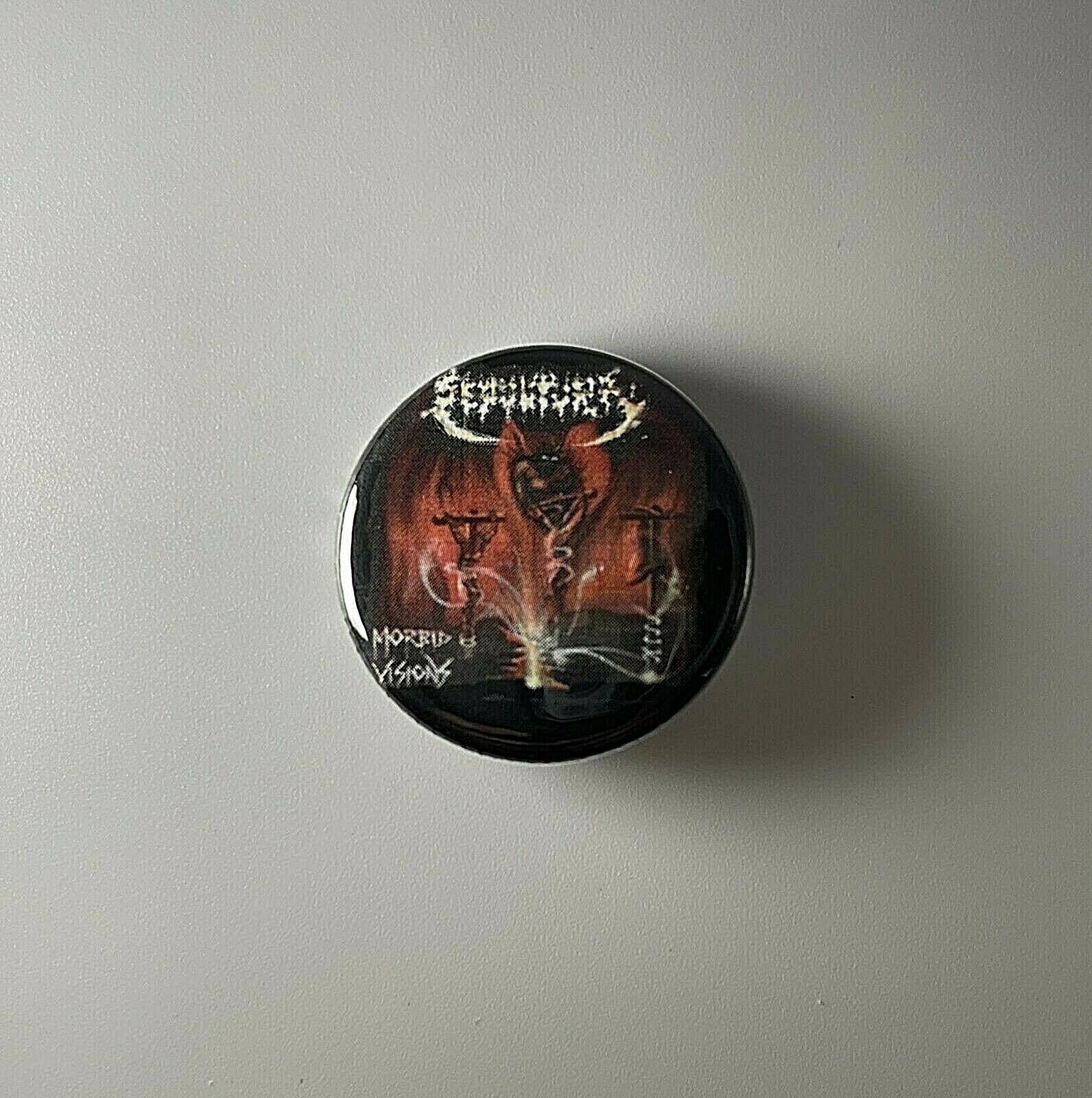 Sepultura Morbid Visions 3, 2 cm Button S004B125 Pin Abzeichen von Heavylowmerchandise