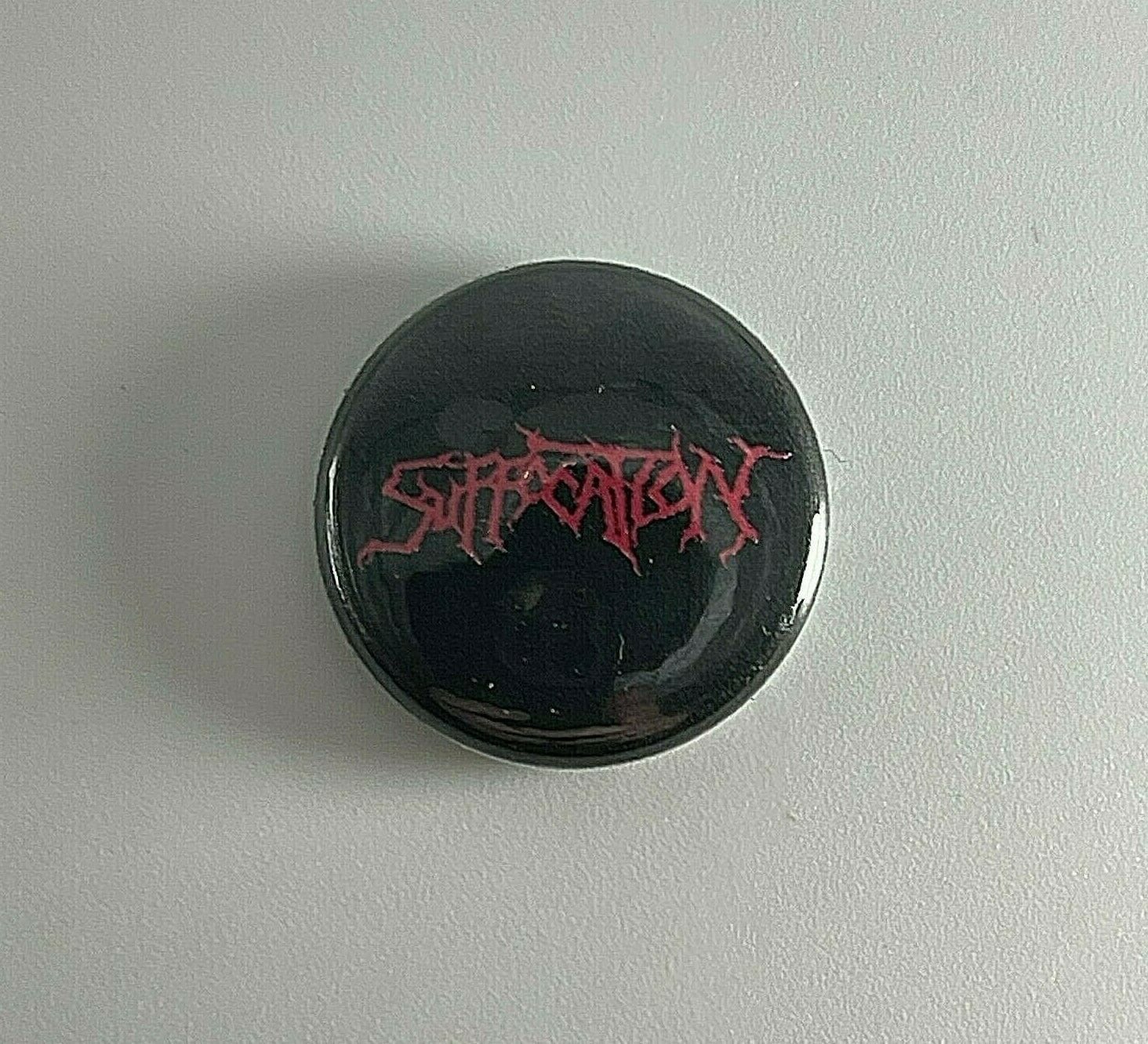Suffocation Logo 2, 5 cm Button S032B Pin Anstecker von Heavylowmerchandise