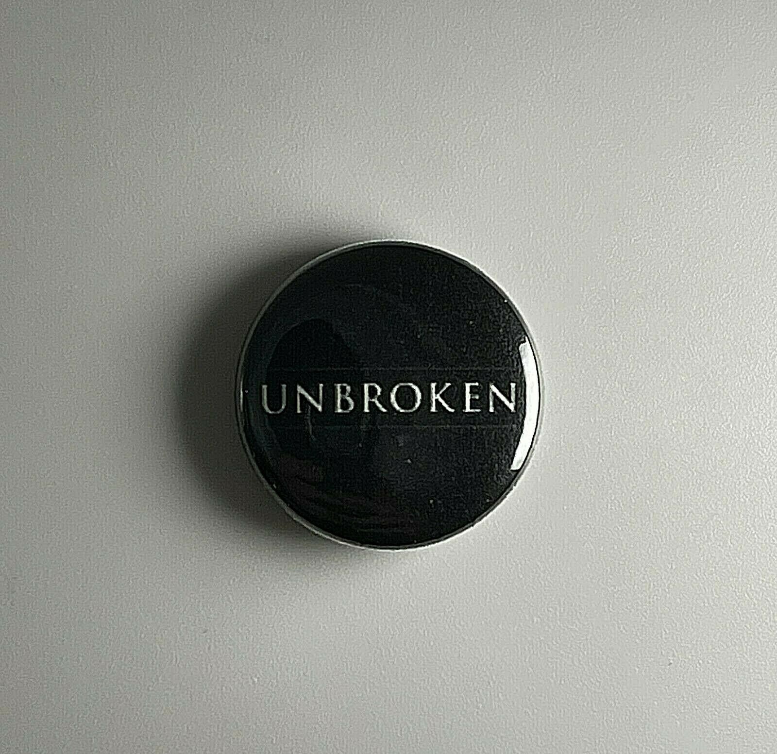 "Ungebrochener Gerader Rand ""Life, Love, Regret"" Button U007B Pin Badge von Heavylowmerchandise