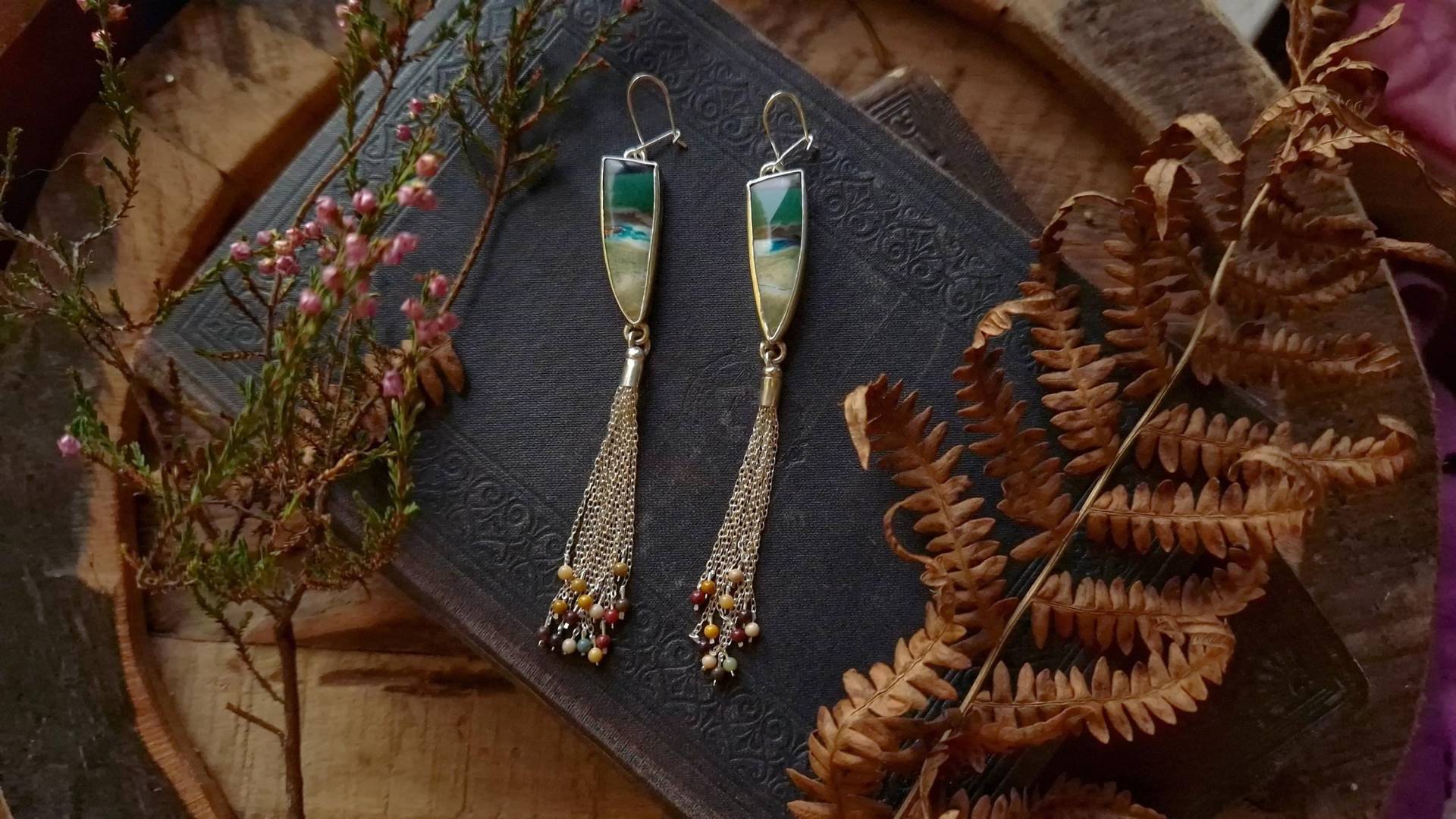 Lange Ohrringe Aus Versteinertem Holz Mit Kettenquasten Und Mookaitperlen, Naturstein-Ohrhänger, Boho Statement Silberschmuck Lange Ohrringe Aus Versteinertem Holz Mit Kettenquasten Und Mookaitperlen, Naturstein-Ohrhänger, Boho Statement Silberschmuck von HederaAndWoods
