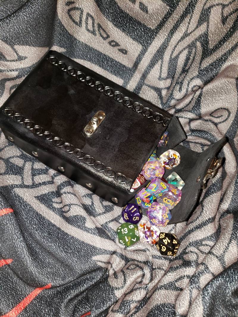 Individuelles Großes Leder Karten/Würfel Etui von HedgeCrafts