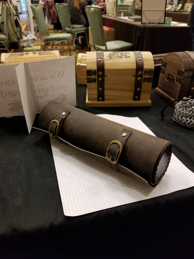 Lederrolle Mit Rollen Charakterzettel, Würfel - & Minifigurenaufbewahrung von HedgeCrafts