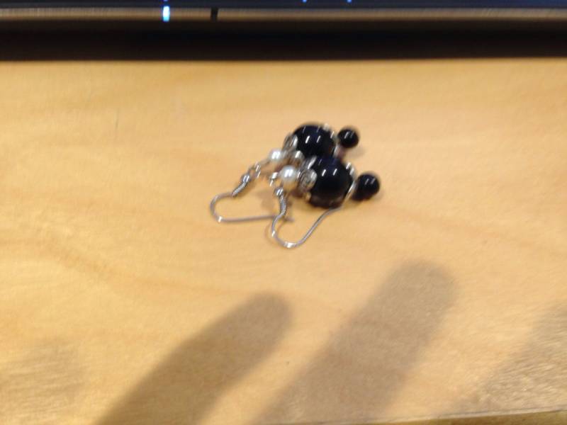 Schwarz Und Weiß-Perlen-Ohrringe von HedgehogCrafter