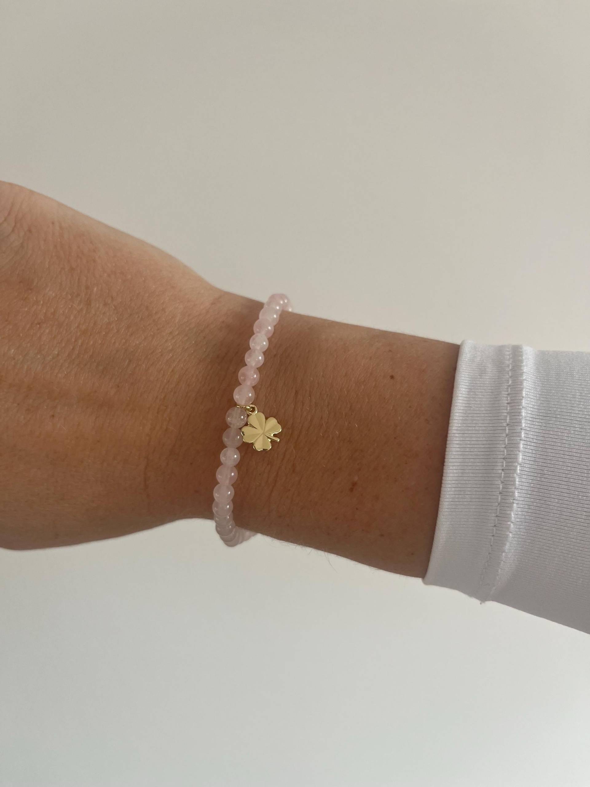 Armband Mit Rosenquarz-Perlen Und Glücksklee-Anhänger Armband Mit Rosenquarz-Perlen Und Glücksklee-Anhänger von HediundHevi