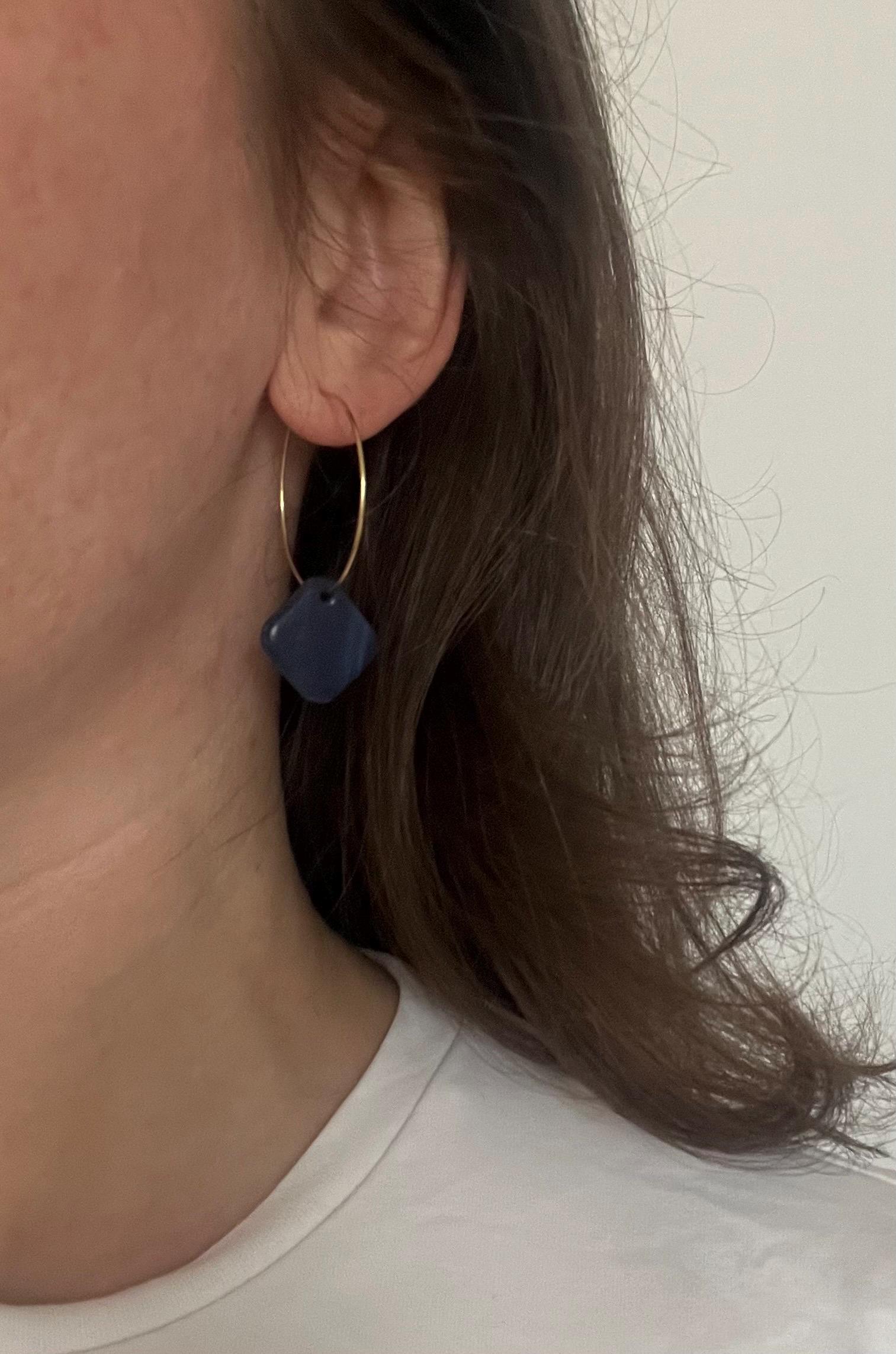 Filigrane Hoops 18K Vergoldet Mit Blauem Anhänger Aus Fimo Filigrane Hoops 18K Vergoldet Mit Blauem Anhänger Aus Fimo von HediundHevi