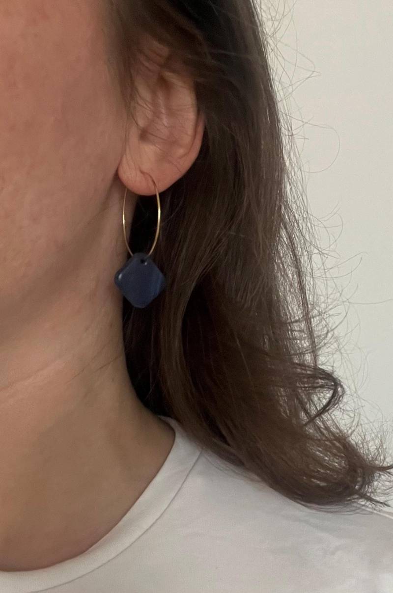 Filigrane Hoops 18K Vergoldet Mit Blauem Anhänger Aus Fimo Filigrane Hoops 18K Vergoldet Mit Blauem Anhänger Aus Fimo von HediundHevi
