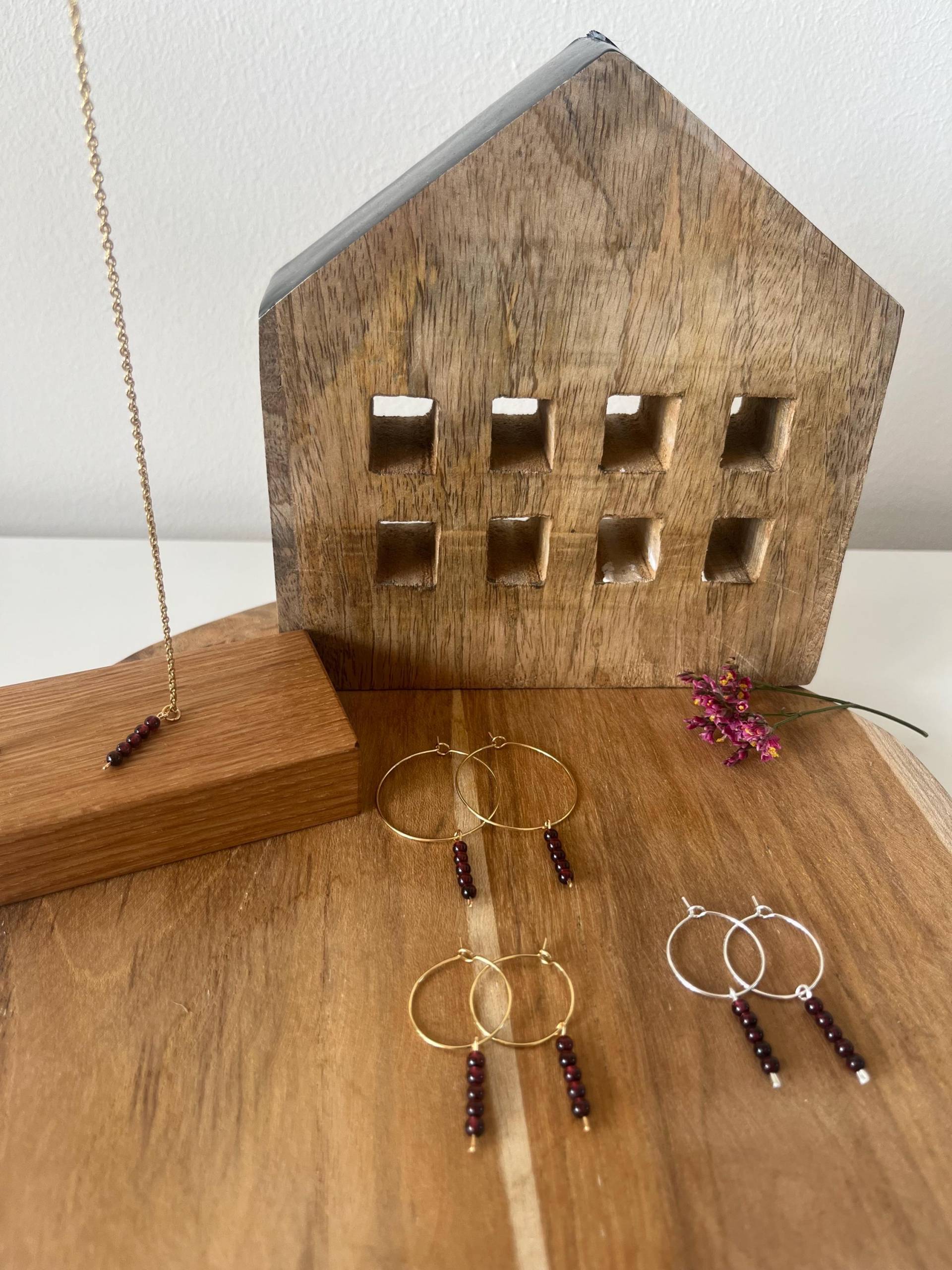 Ohrringe Und Kette Mit Roter Granat Edelstein-Perlen 3mm Edelstahl Hoops Ohrringe Und Kette Mit Roter Granat Edelstein-Perlen 3mm Edelstahl Hoops von HediundHevi