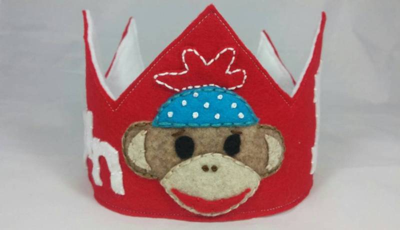 Socken Affe Personalisierte Filz Geburtstagskrone von HedsThreads