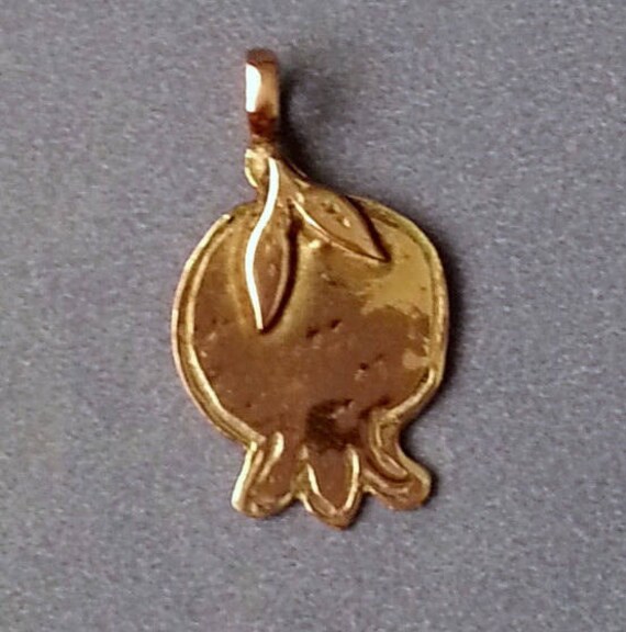 14Kt Gold Granatapfel Anhänger Allein Mit Einem Buchstaben Auf Der Rückseite Graviert von HedvaElanyJewelry