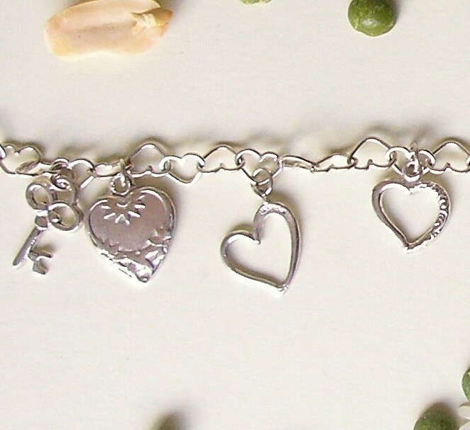 Armband Aus Sterlingsilber Mit Herzen Und Schlüsseln von HedvaElanyJewelry