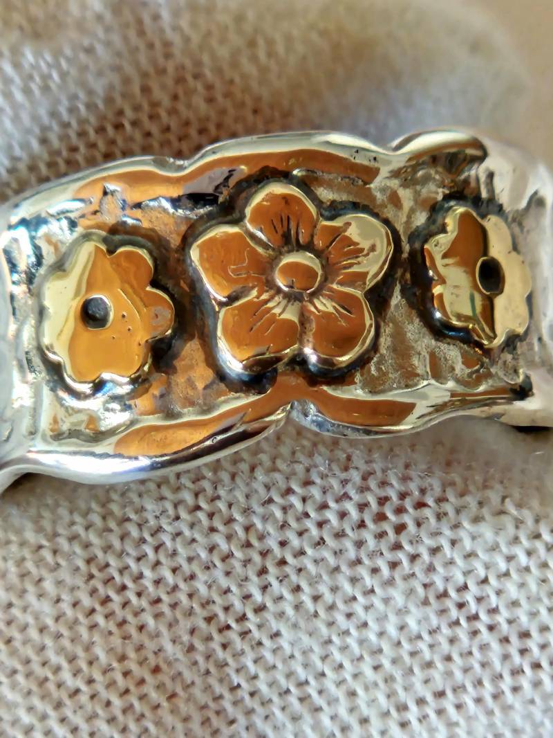 Bandring Mit 3 Goldblumen Silberring Ehering Handmade Von Designerin Hedva Elany von HedvaElanyJewelry