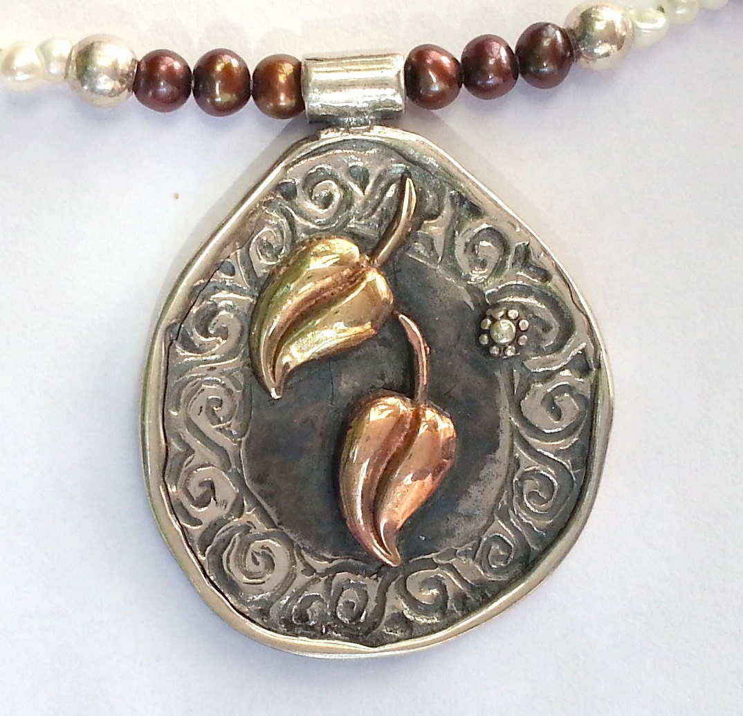 Blätter An Einem Silberanhänger in Tropfenform, Blattgold, Graviertes Silber Mit Zarter Perlenkette von HedvaElanyJewelry