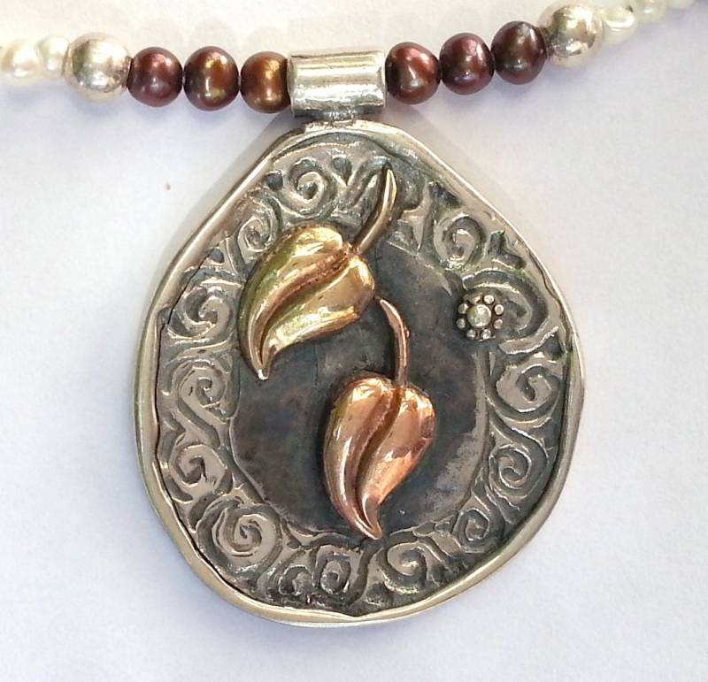 Blätter An Einem Silberanhänger in Tropfenform, Blattgold, Graviertes Silber Mit Zarter Perlenkette von HedvaElanyJewelry