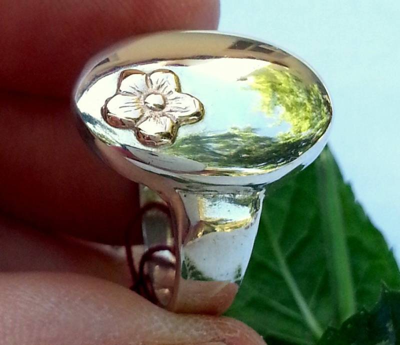 Blumen Ring, Gänseblümchen Rose Gold Blume Auf Einem Silber Glänzenden Ring von HedvaElanyJewelry