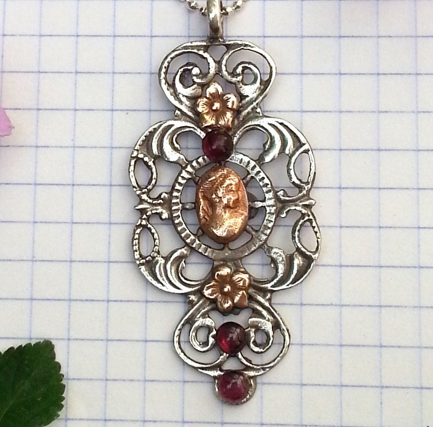 Cameo Halskette, Rosegold Cameo, Mit Granat Steine, Queenof Sheeba von HedvaElanyJewelry