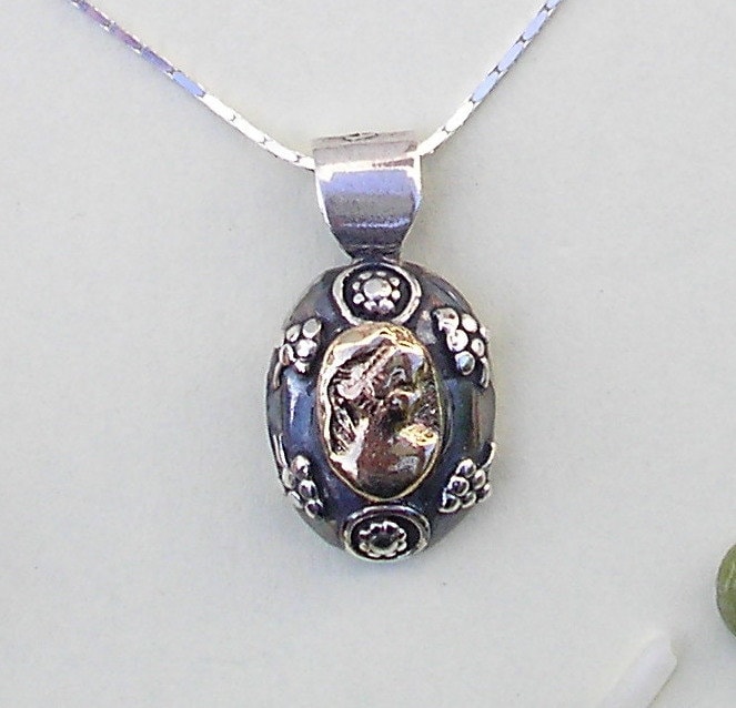 Cameo Halskette Sterling Silber Und Gold Handgemachte Oval Anhänger Verziert Mit Trauben Made in Israel Von Hedva Elany von HedvaElanyJewelry