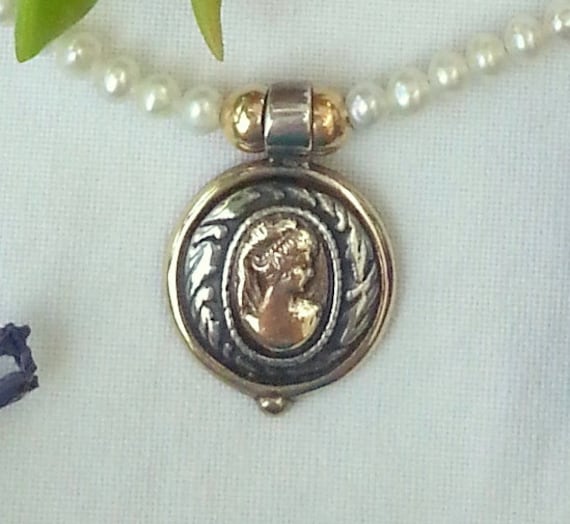 Cameo Perlen Halskette, Gold Und Silber Mit Weißen von HedvaElanyJewelry