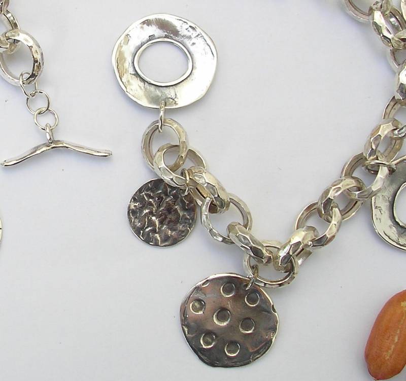 Charms Armband, Silbermünzen, Mutiges Statement-Armband, Handgemacht, Made in Israel von HedvaElanyJewelry