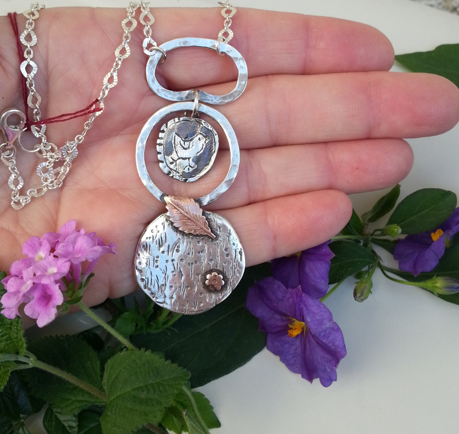 Ein Silberner Vogel, Der in Einem Silbernen Und Roségoldenen Blumenfeld Spaziert, Wird Bald Zur Wolke Am Himmel Fliegen von HedvaElanyJewelry