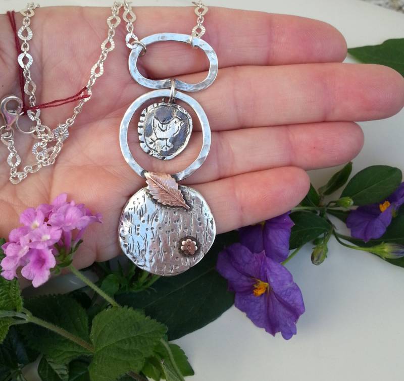 Ein Silberner Vogel, Der in Einem Silbernen Und Roségoldenen Blumenfeld Spaziert, Wird Bald Zur Wolke Am Himmel Fliegen von HedvaElanyJewelry