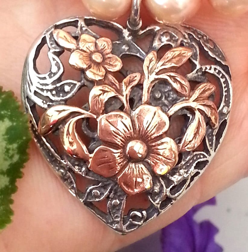 Gänseblümchen in Gold An Einem Silberfarbenen Herz Mit Großen Braunrosa Perlen, Hedva Elany von HedvaElanyJewelry