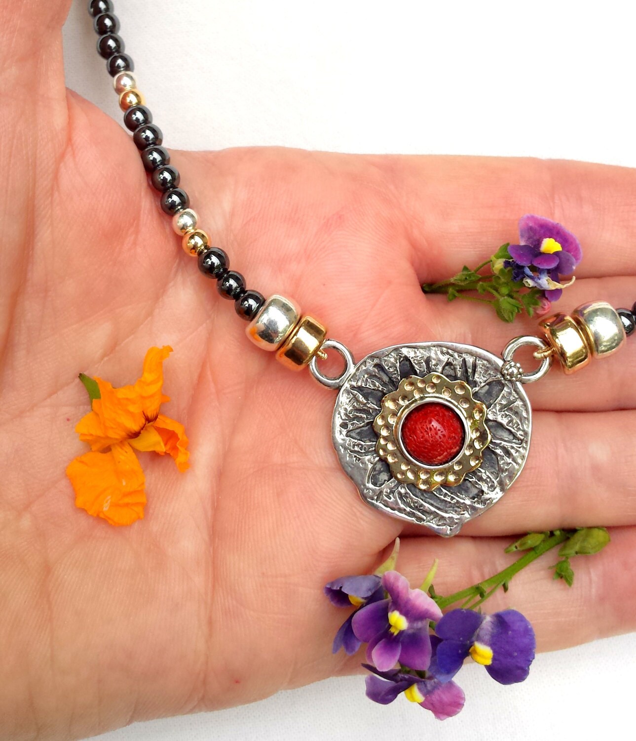 Gold, Grauer Hämatit Und Tief Orange Der Apfel Koralle von HedvaElanyJewelry