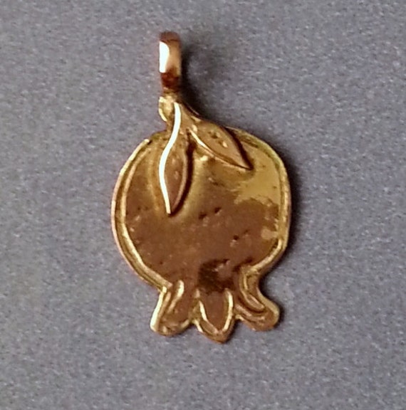 Gold Granatapfel. Anhänger Alleine von HedvaElanyJewelry