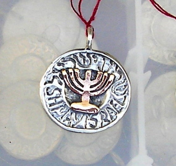 Gold Menorah Und Shma Israel Schmücken Eine Sterling Silber Münze Anhänger Jejuda Schmuck Kabbalah von HedvaElanyJewelry