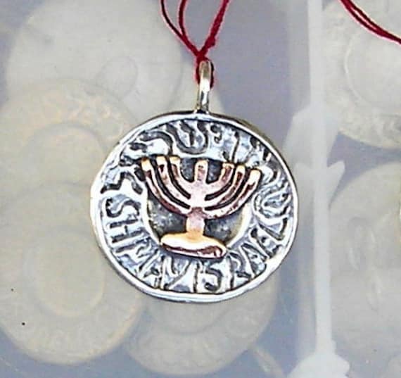 Gold Menorah Und Shma Israel Schmücken Eine Sterling Silber Münze Anhänger Jejuda Schmuck Kabbalah von HedvaElanyJewelry