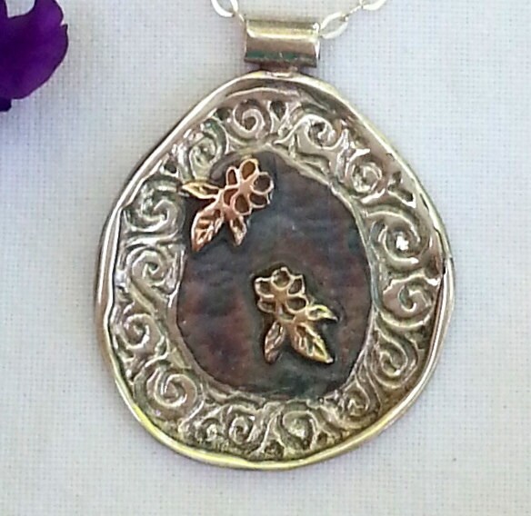 Goldblumen, Silberne Halskette, Gravierter Anhänger in Tropfenform, Dreifarbige Halskette von HedvaElanyJewelry