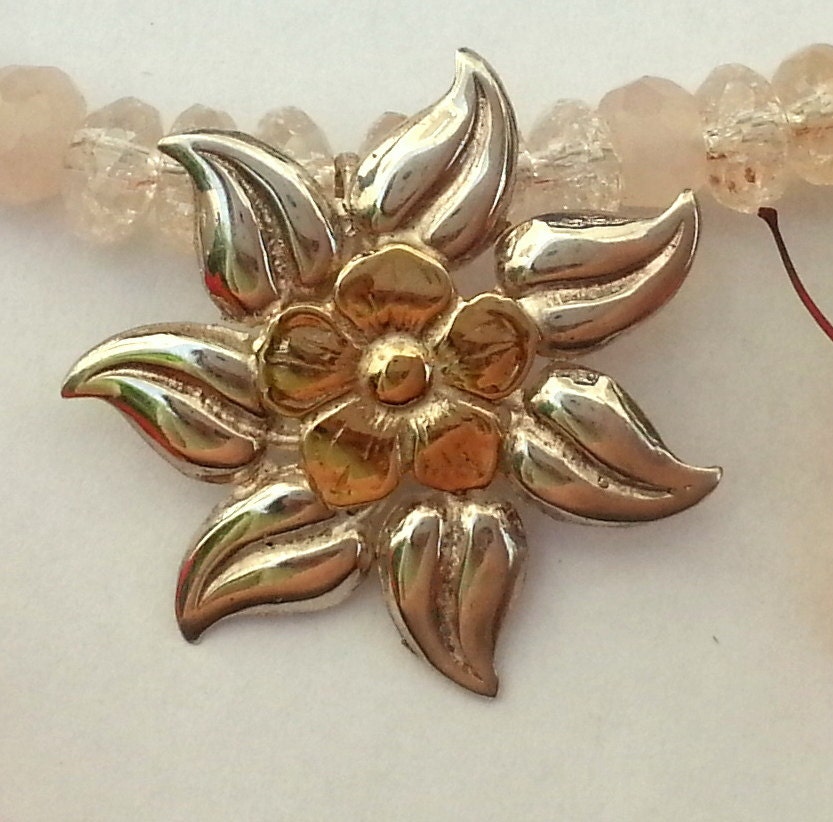 Goldenes Gänseblümchen Mit 7 Silbernen Blättern An Einer Rosafarbenen Kette Aus Rose Qhartz Und Hellem Topaz Quarz von HedvaElanyJewelry